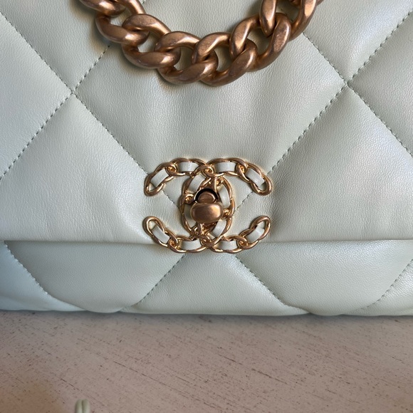 Chanel 19 season 22C brand new                    💚All inclusions ! - Picture 13 of 16